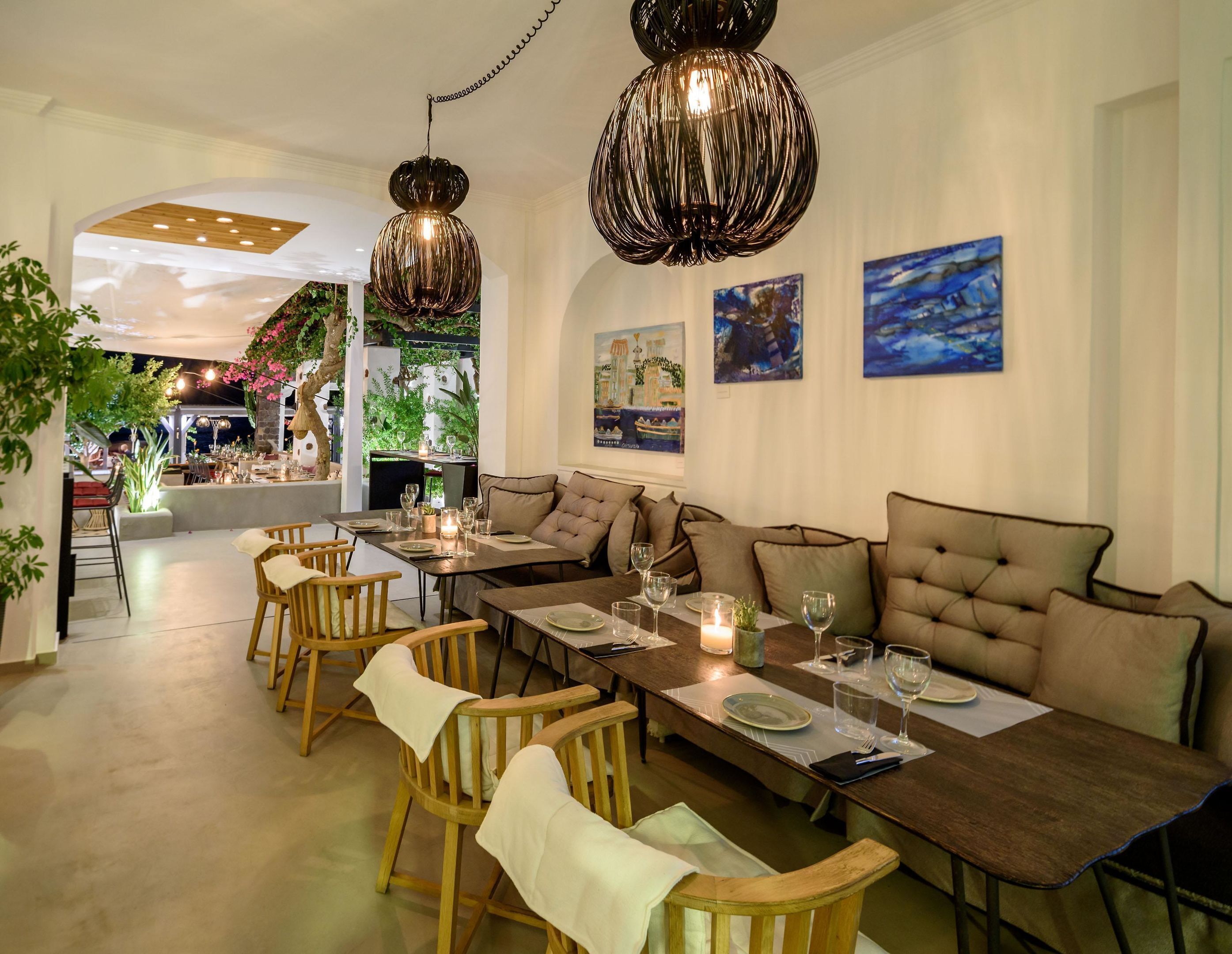 2 restaurants; breakfast, lunch, and dinner served