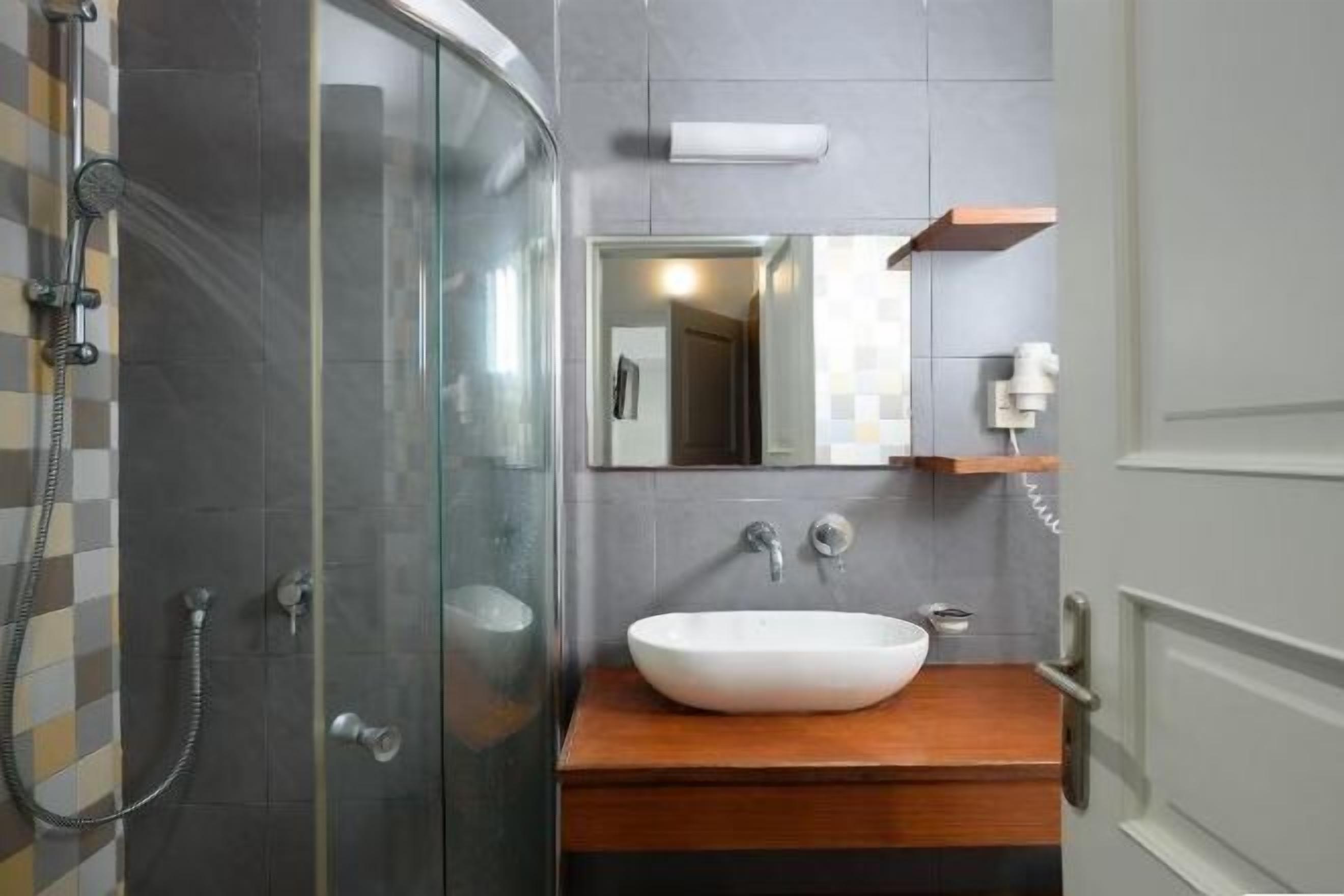 Phòng tắm | Buồng tắm vòi sen, đồ dùng nhà tắm miễn phí, máy sấy tóc, khăn tắm 