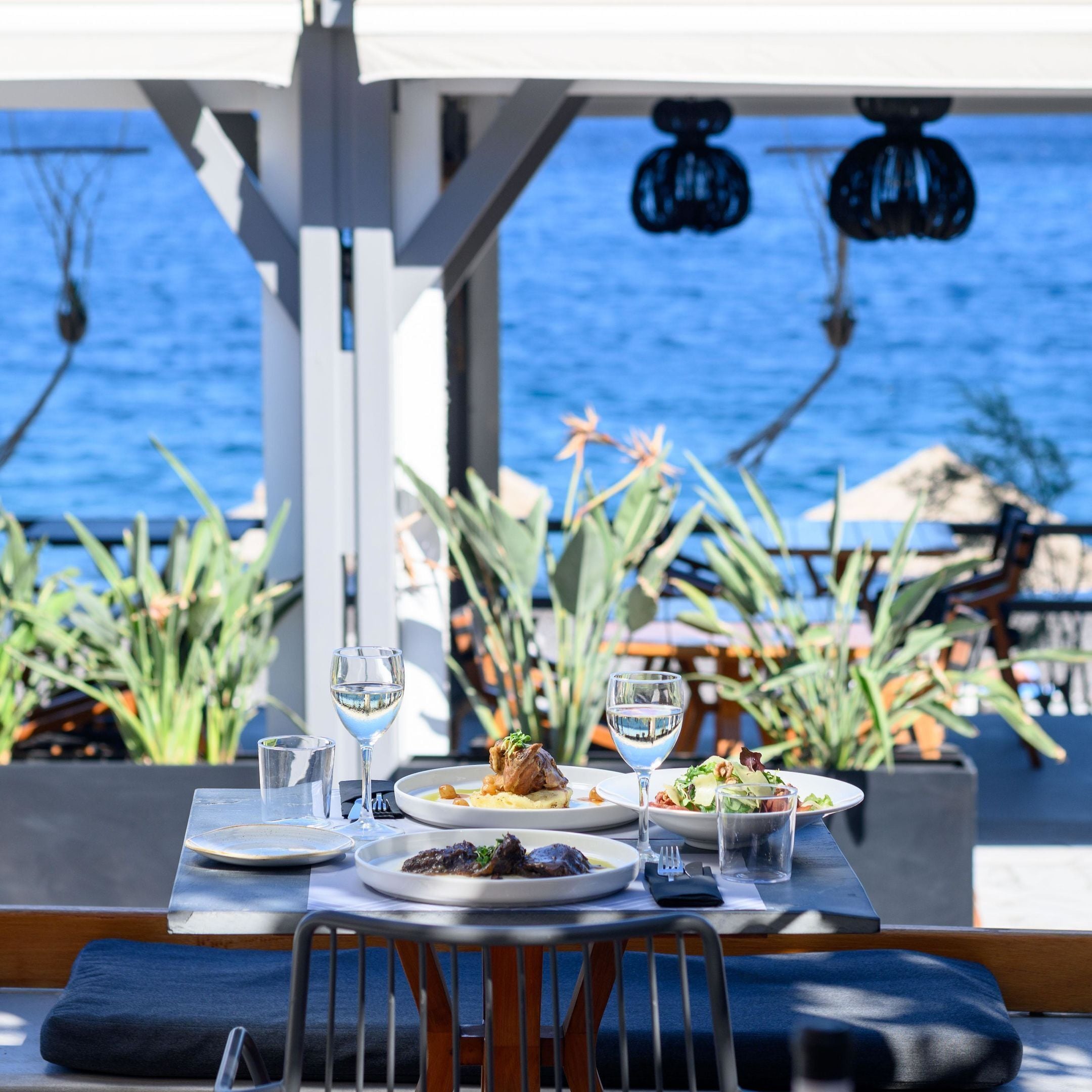 2 restaurantes; se sirve desayuno, almuerzo y cena