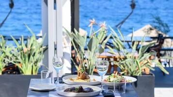 2 restaurantes; se sirve desayuno, almuerzo y cena