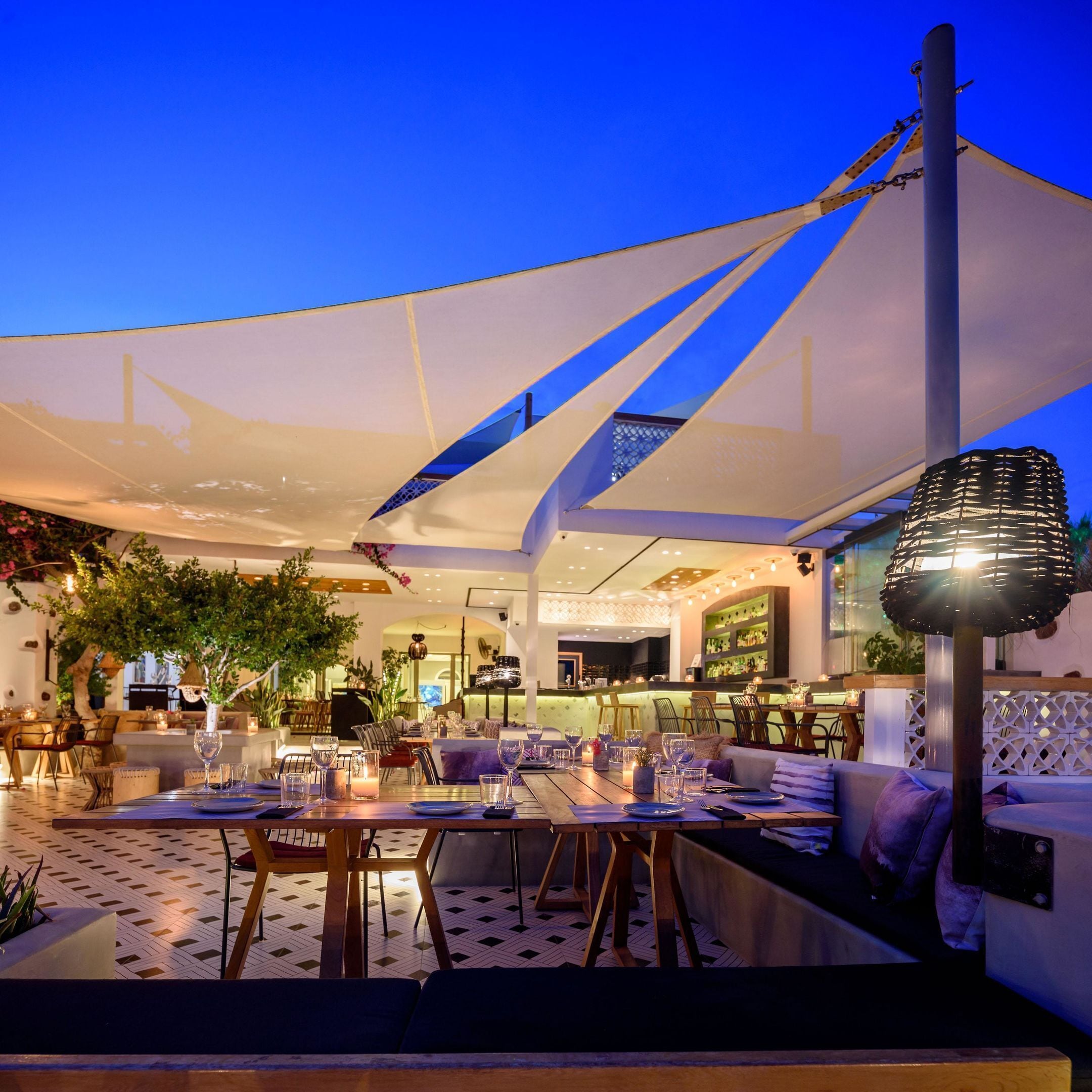 2 restaurants; breakfast, lunch and dinner served 