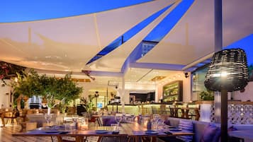 2 restaurants; breakfast, lunch and dinner served