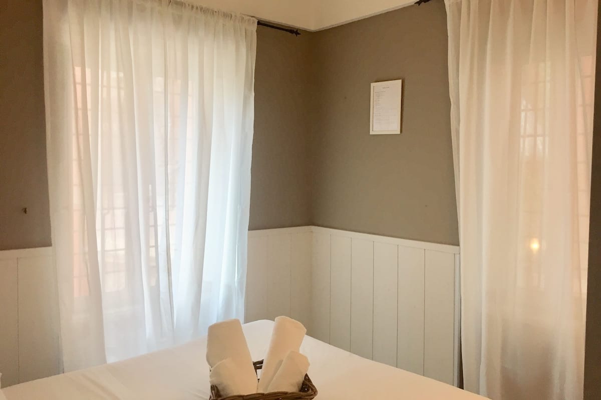Chambre double | Coffre-fort, décor unique, ameublement unique, bureau