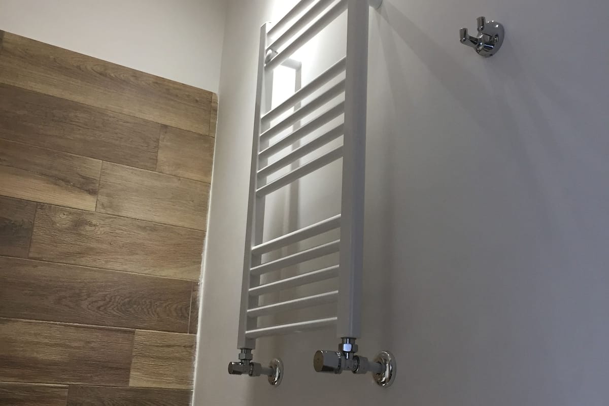 Chambre quadruple | Salle de bain | Douche, articles de toilette (gratuits), séchoir à cheveux
