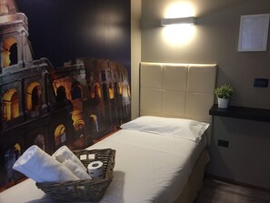 In-room safe, individually decorated, individually furnished, desk - Domus Tiberina (Rome)