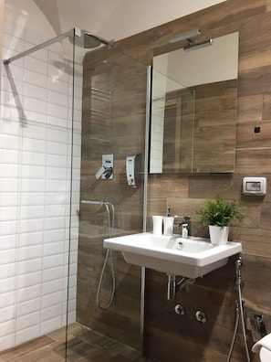 Quadruple Room | Bathroom shower