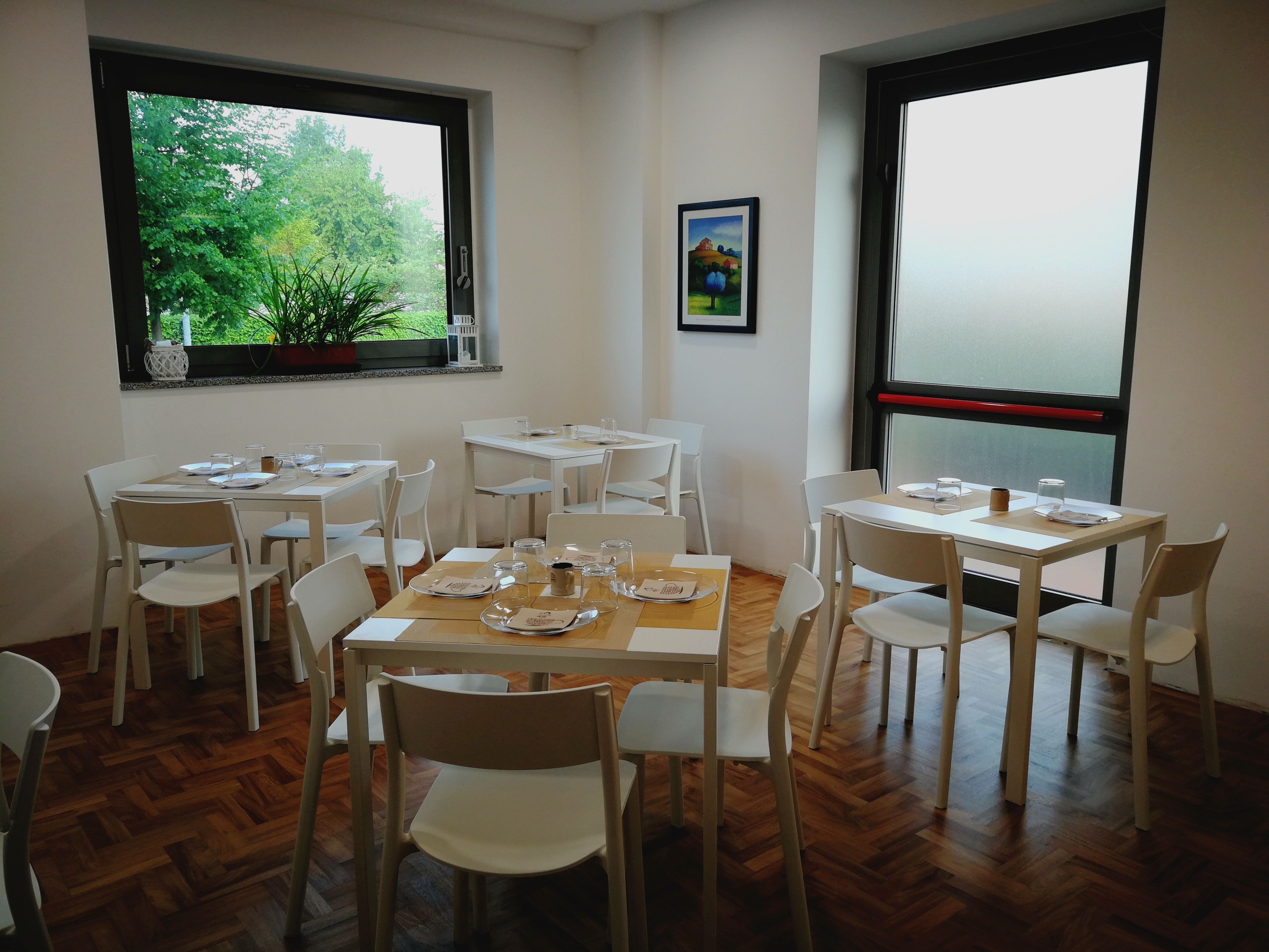 Daily buffet breakfast (EUR 7.5 per person)