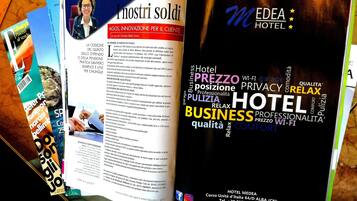 Un fulletó de l'Hotel Medea que destaca serveis com ara negocis, qualitat i relaxació.