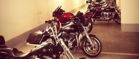 Un estacionamiento con motocicletas dispuestas en filas.