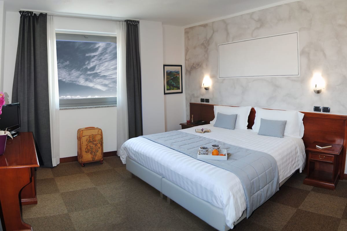 Italiaanse Frette-lakens, luxe beddengoed, een minibar