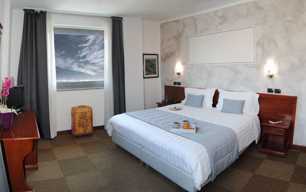 Frette Italian sheets, premium bedding, minibar, in-room safe