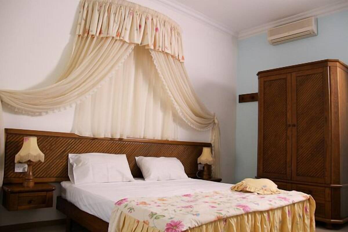 Deluxe Double Room, Sea View | Pillowtop beds, in-room safe, desk, iron/ironing board (on request)