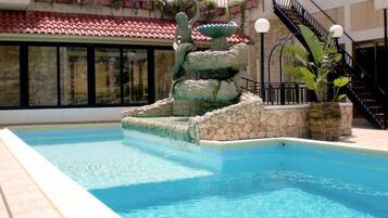 Piscine extérieure (ouverte en saison), parasols de plage