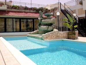 สระว่ายน้ำกลางแจ้งเปิดตามฤดูกาล, ร่มริมสระว่ายน้ำ, เก้าอี้อาบแดดริมสระ