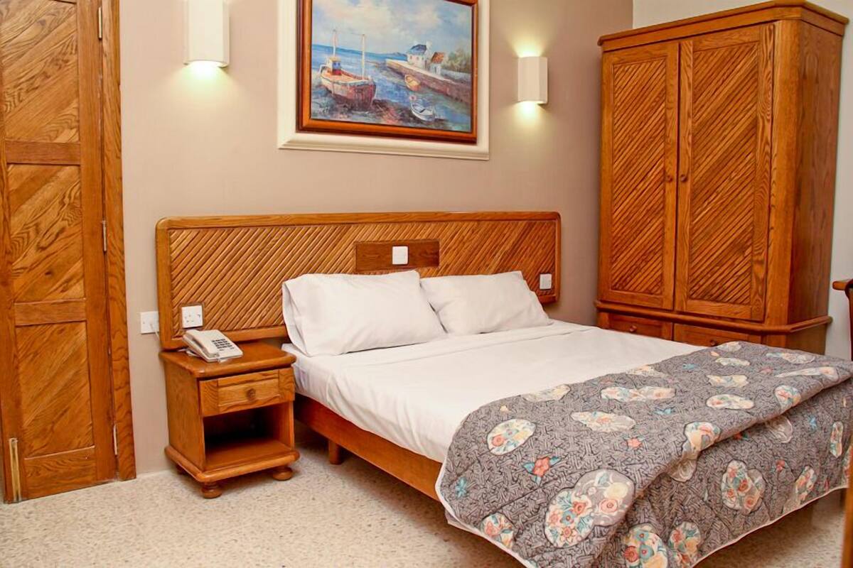 Pillowtop beds, in-room safe, desk, iron/ironing board (on request)