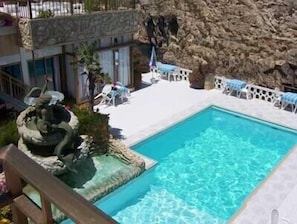 Seasonal outdoor pool, pool umbrellas, sun loungers - Hotel Xlendi Resort & Spa (Munxar)