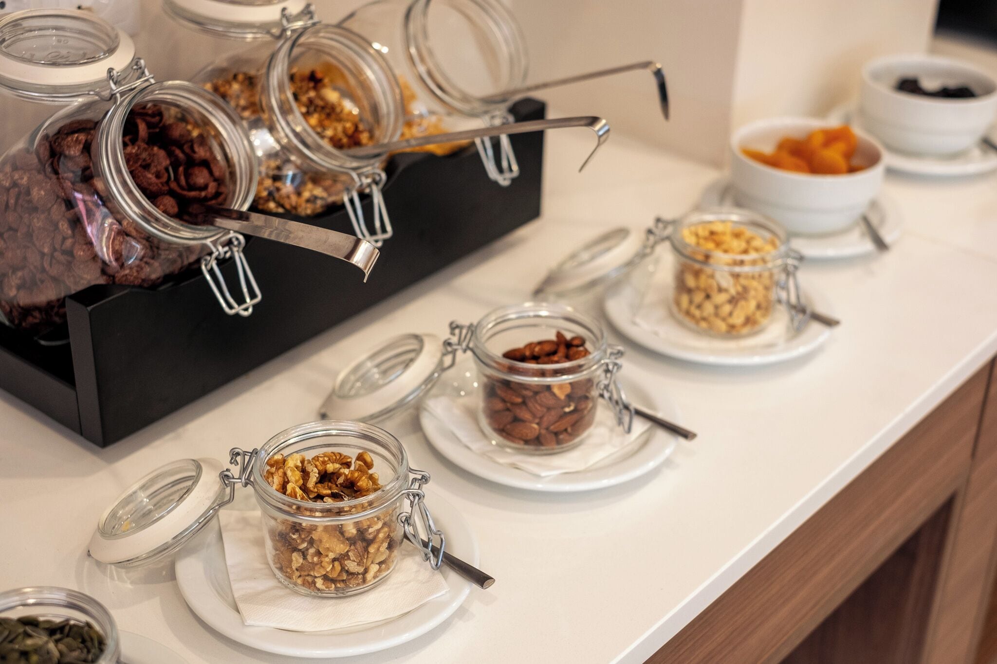 Ein reichhaltiges Buffet mit verschiedenen Speisen in Glasbehältern und Schüsseln.