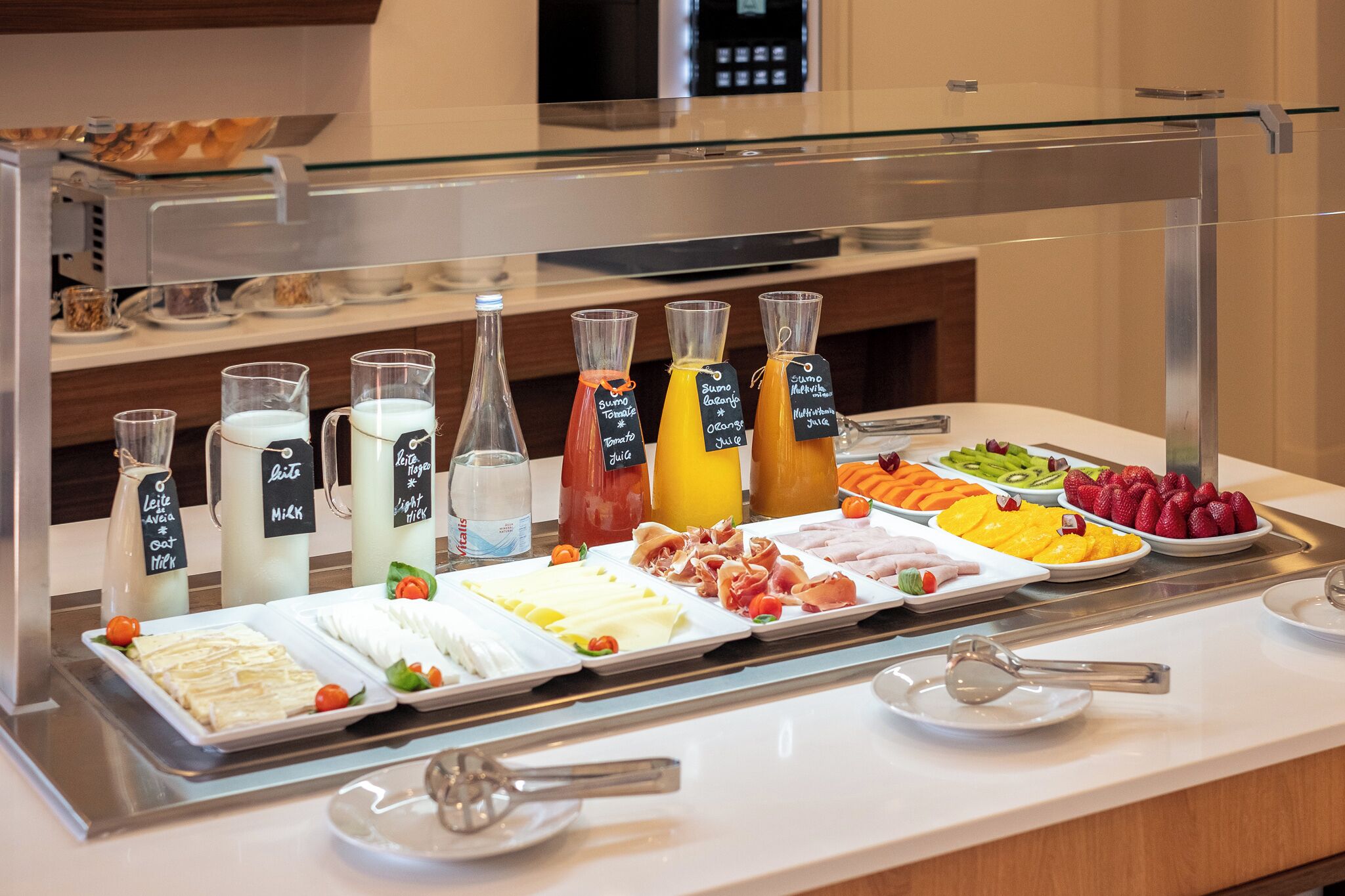 Un buffet proposant une variété de plats et de boissons.