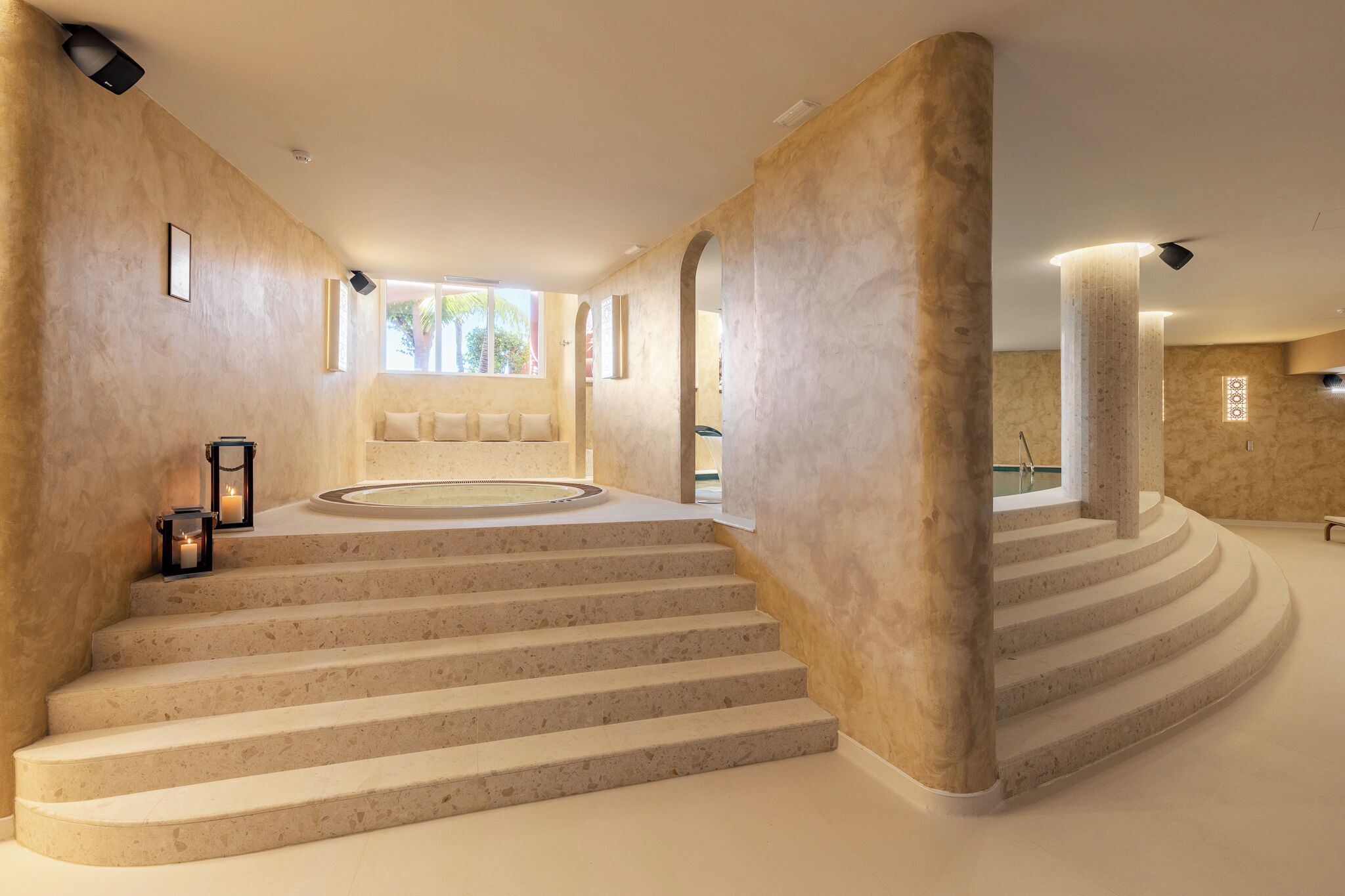 Piscina coperta, 2 piscine all'aperto, lettini