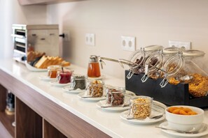 Buffet déjeuner servi tous les jours en supplément