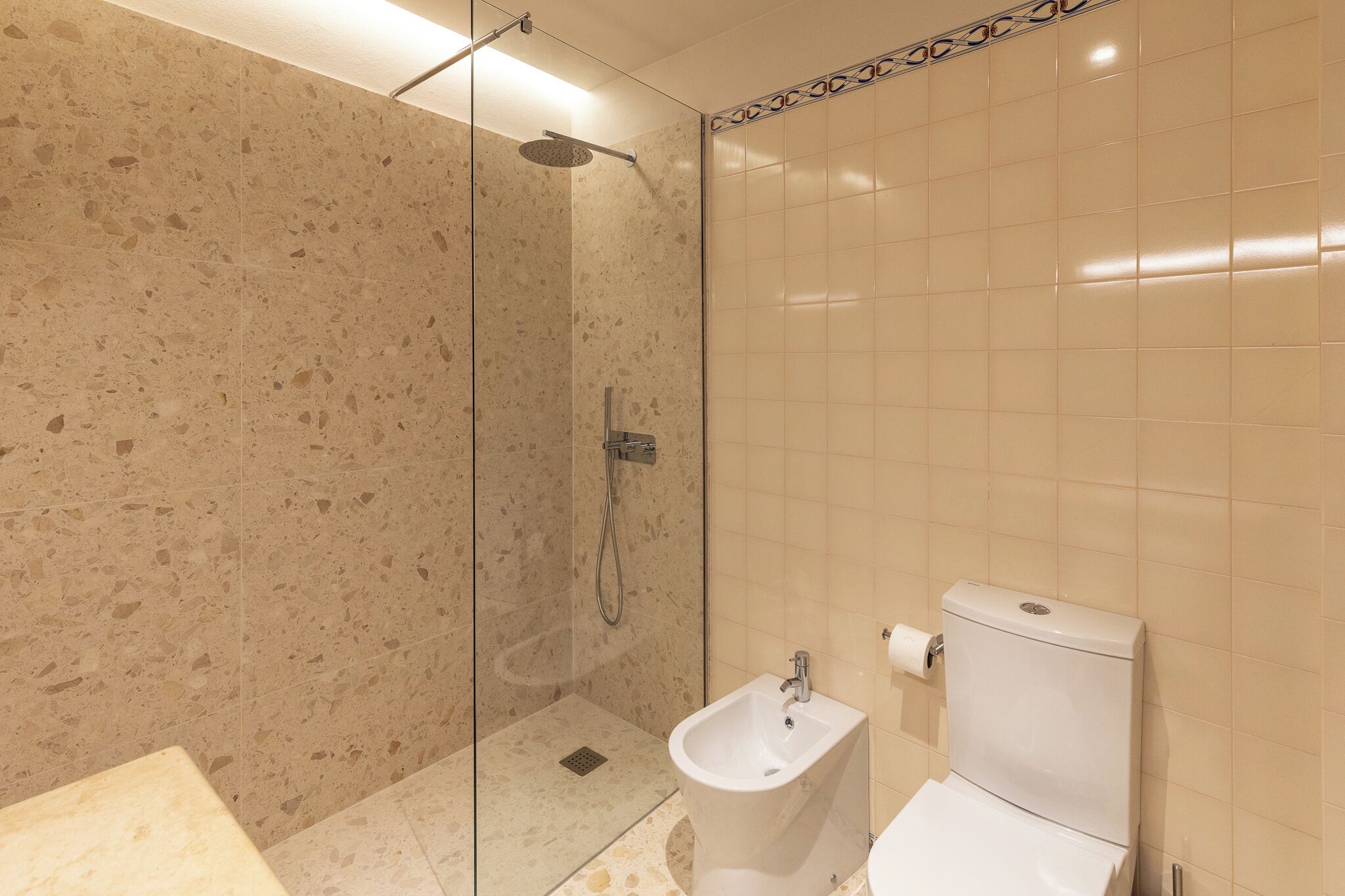 Baño con ducha, bidé e inodoro.