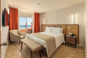 家庭套房, 海景 | 客房内保险箱、办公桌、遮光窗帘、熨斗/熨板