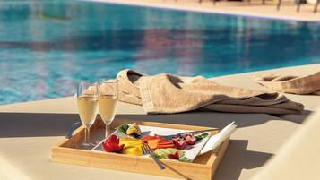 Indoor pool, 2 outdoor pools, pool loungers