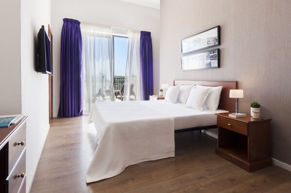 Habitación superior con 1 cama doble o 2 individuales, vistas al mar | Caja fuerte, escritorio, cunas gratuitas y wifi gratis