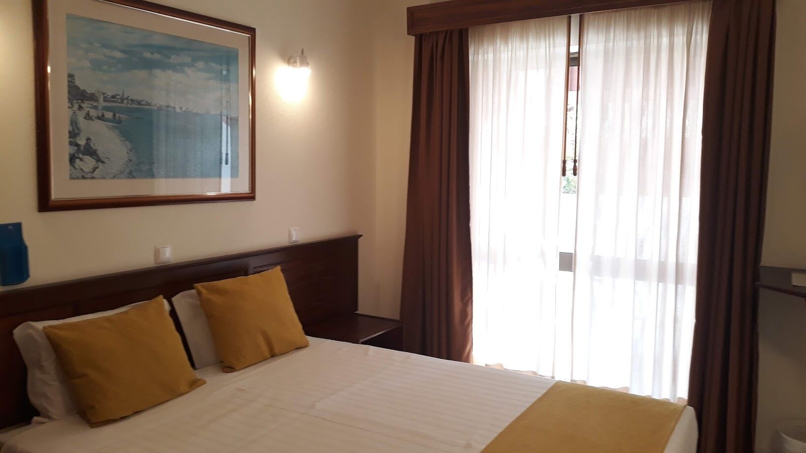 blackout curtains, free wifi, bed sheets