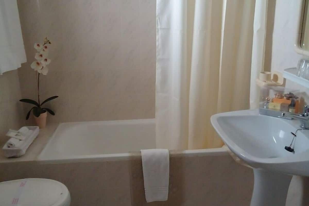 combined shower/bathtub, hair dryer, bidet, towels