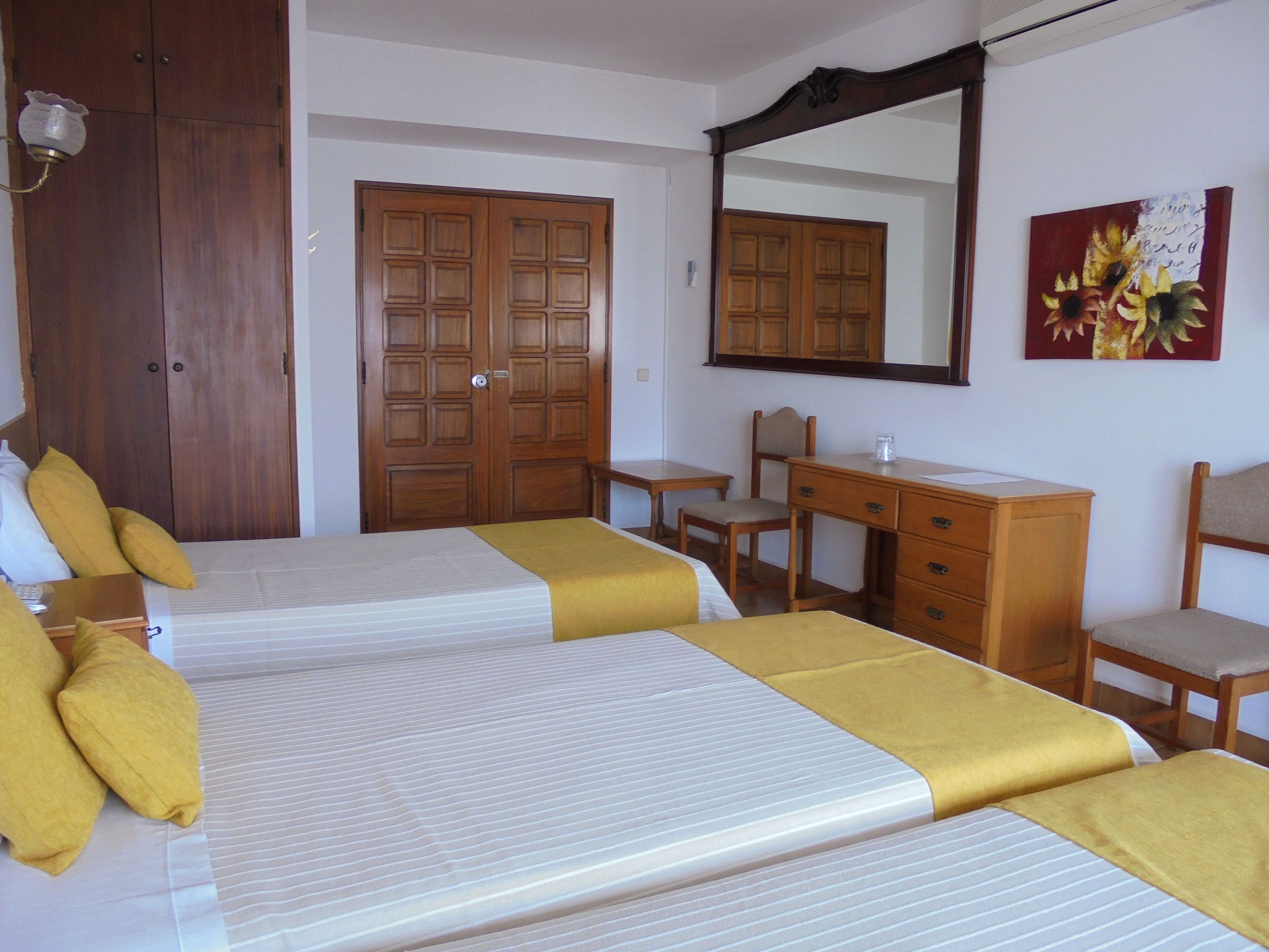 triple room | blackout curtains, free wifi, bed sheets