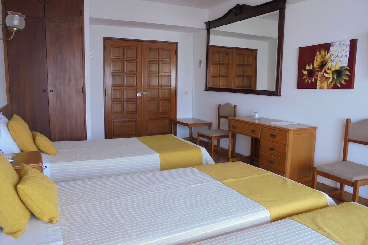 triple room | blackout curtains, free wifi, bed sheets