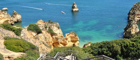 Playa en los alrededores y playa de arena blanca