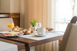 Daily buffet breakfast for a fee