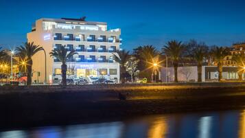 Fachada de la propiedad por la tarde o noche