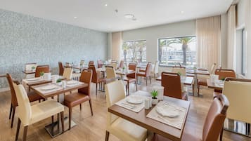 Desayuno buffet diario (EUR 12.50 por persona)