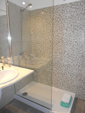 Double or Twin Room, Sea View | Bathroom | Hair dryer, towels - Residencial Monte Verde (Funchal)