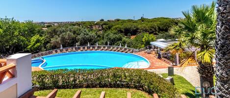 Outdoor pool, pool umbrellas, sun loungers