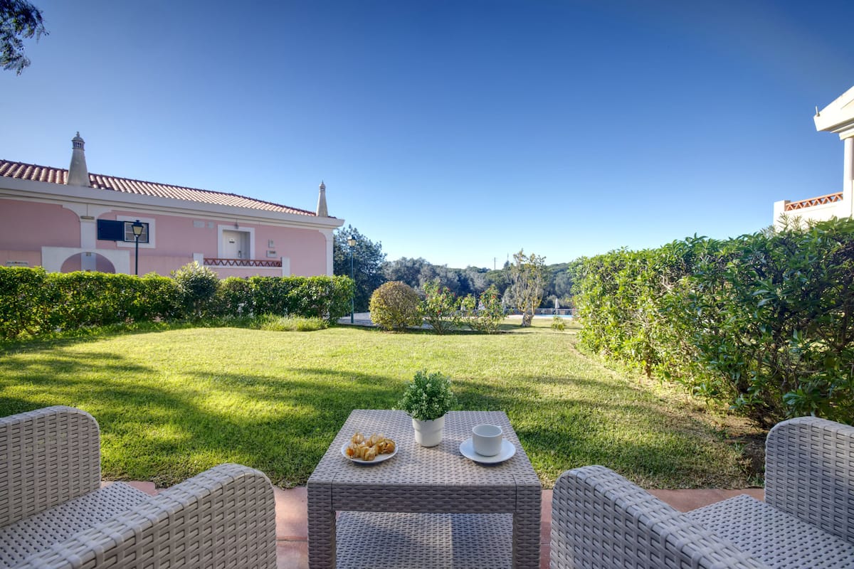 Familieleilighet, 2 soverom, terrasse, 1. etasje (With Garden) | Safe på rommet, wi-fi (inkludert) og sengetøy