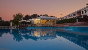 A swimming pool with a building in the background. - Cegonha Country Club (Loulé)