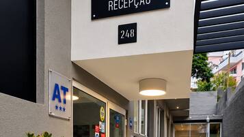 Zona de recepción de un hotel con un letrero que indica 'paraiso apartamentos turísticos' y el número de habitación '248'.