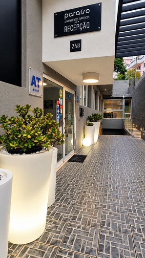 A hotel reception area with a sign indicating 'paraiso apartamentos turísticos' and room number '248'. - Paraíso - Touristic Apartments (Funchal)