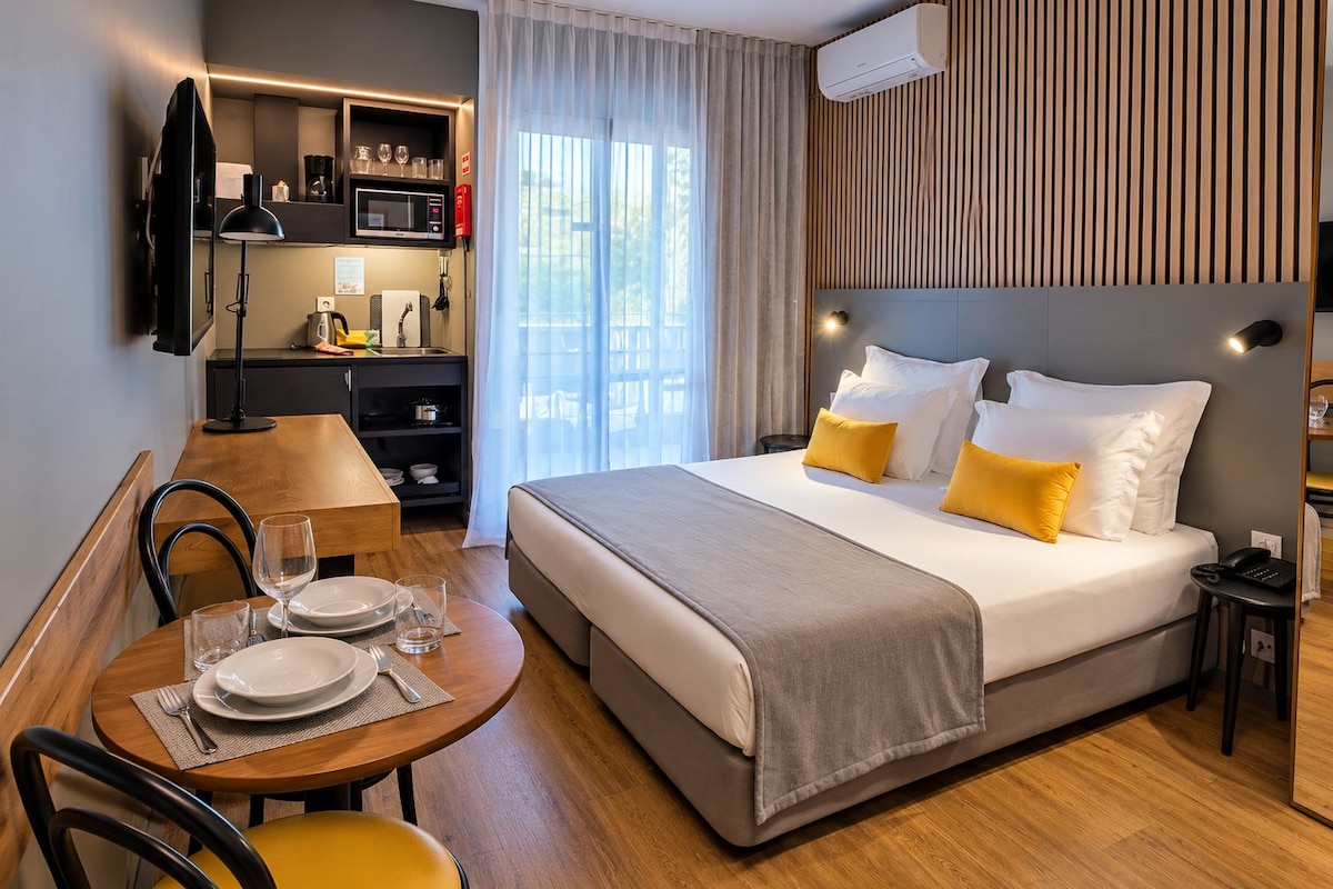 Basic Double Room, 1 Queen Bed, Non Smoking, Kitchenette | Hypo-allergenic bedding available, laptop workspace, blackout drapes