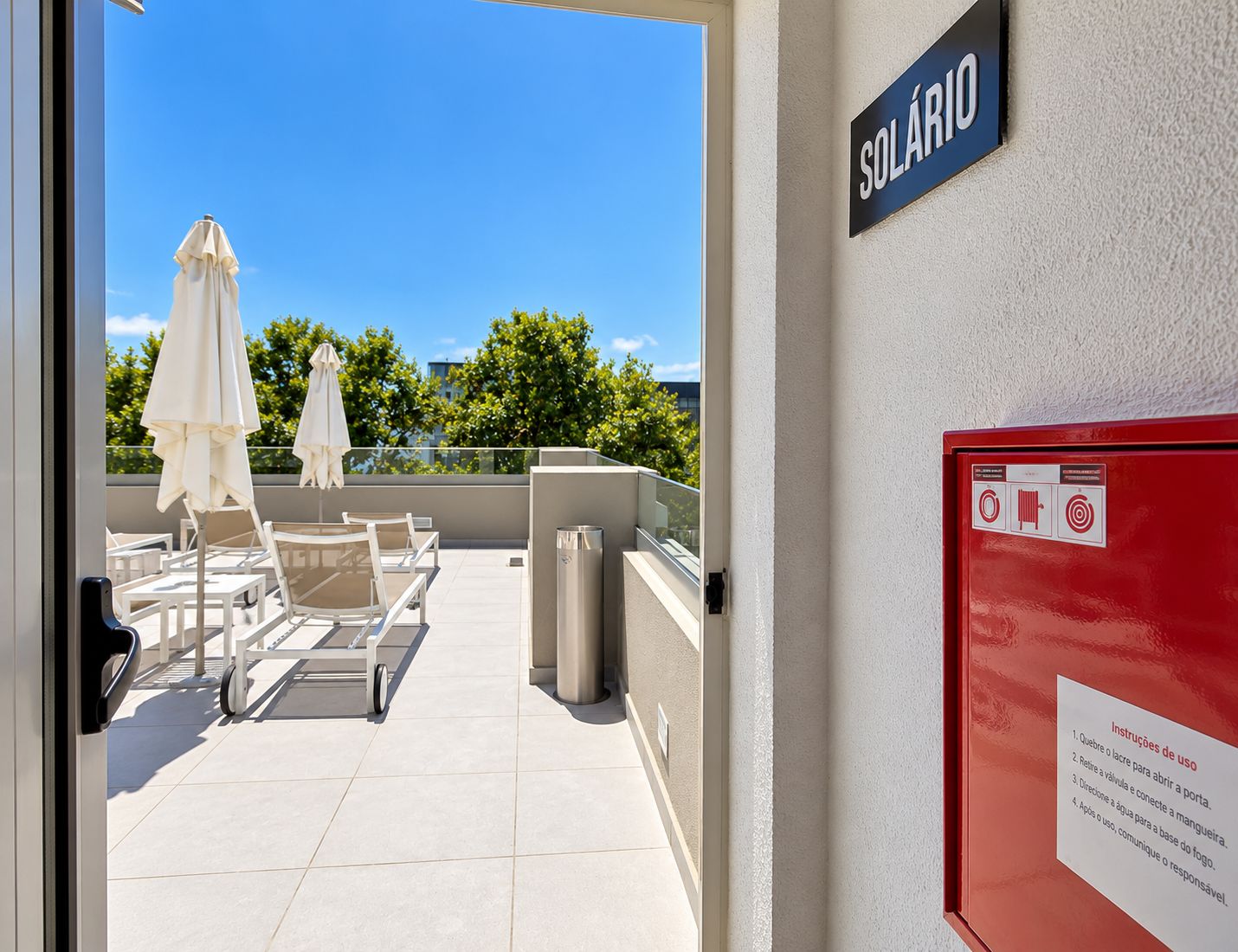 Un balcón con mobiliario exterior y un cartel que indica el número de habitación.