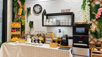 Ein Frühstücksbuffet mit einer Uhr, einer Kaffeemaschine und einem Schild mit der Aufschrift 'ENJOY'.
