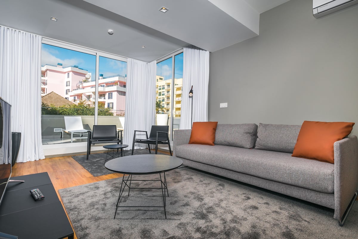 Suite Premium, 2 habitaciones, no fumadores, cocina básica | Zona de estar | Televisión de 43 pulgadas con canales por cable