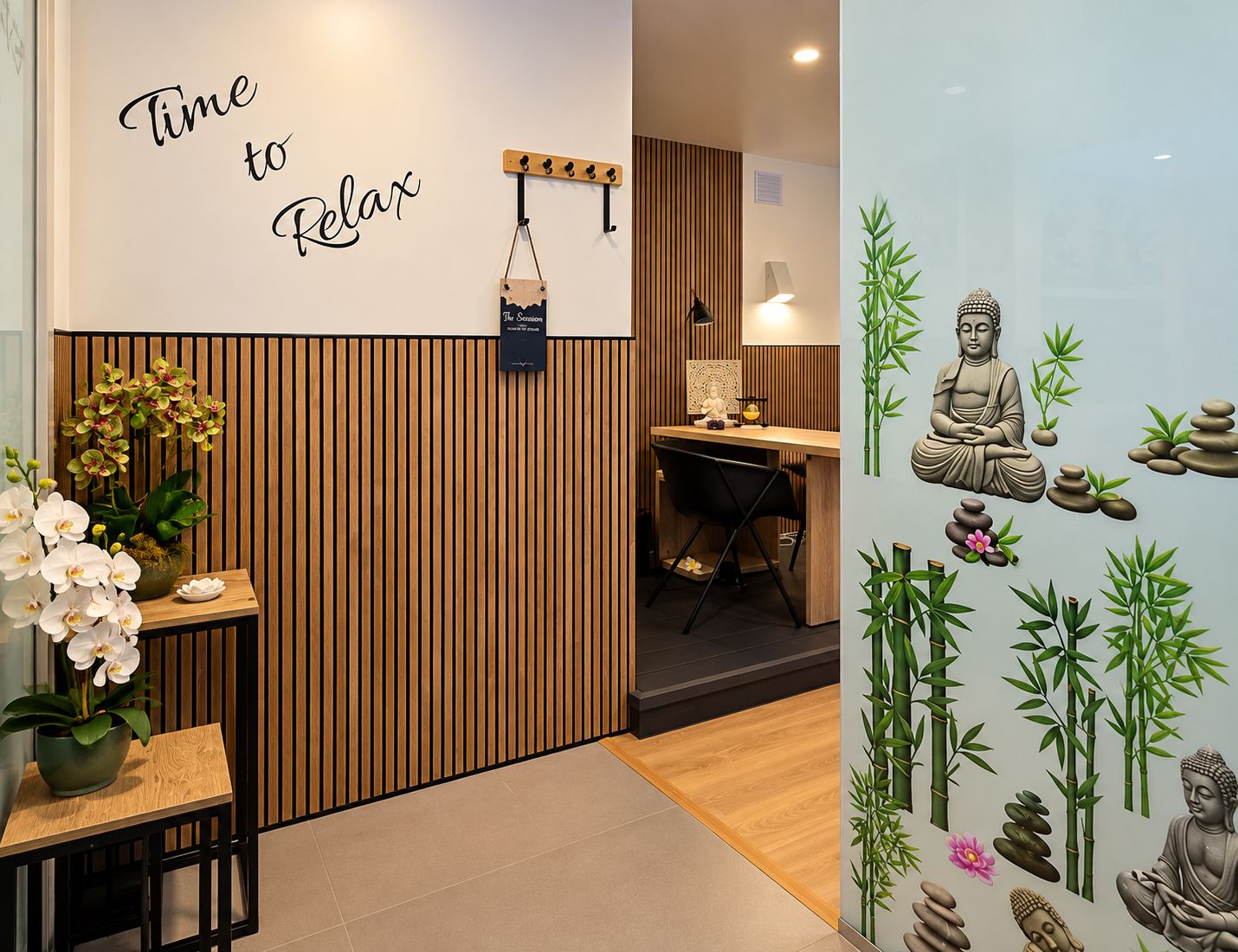 Ein Zimmer mit einem 'Time to Relax'-Schild, einem Schreibtisch mit Stuhl, einem an der Wand befestigten Regal mit Pflanze sowie einer Wand mit Buddha- und Bambusdekor.