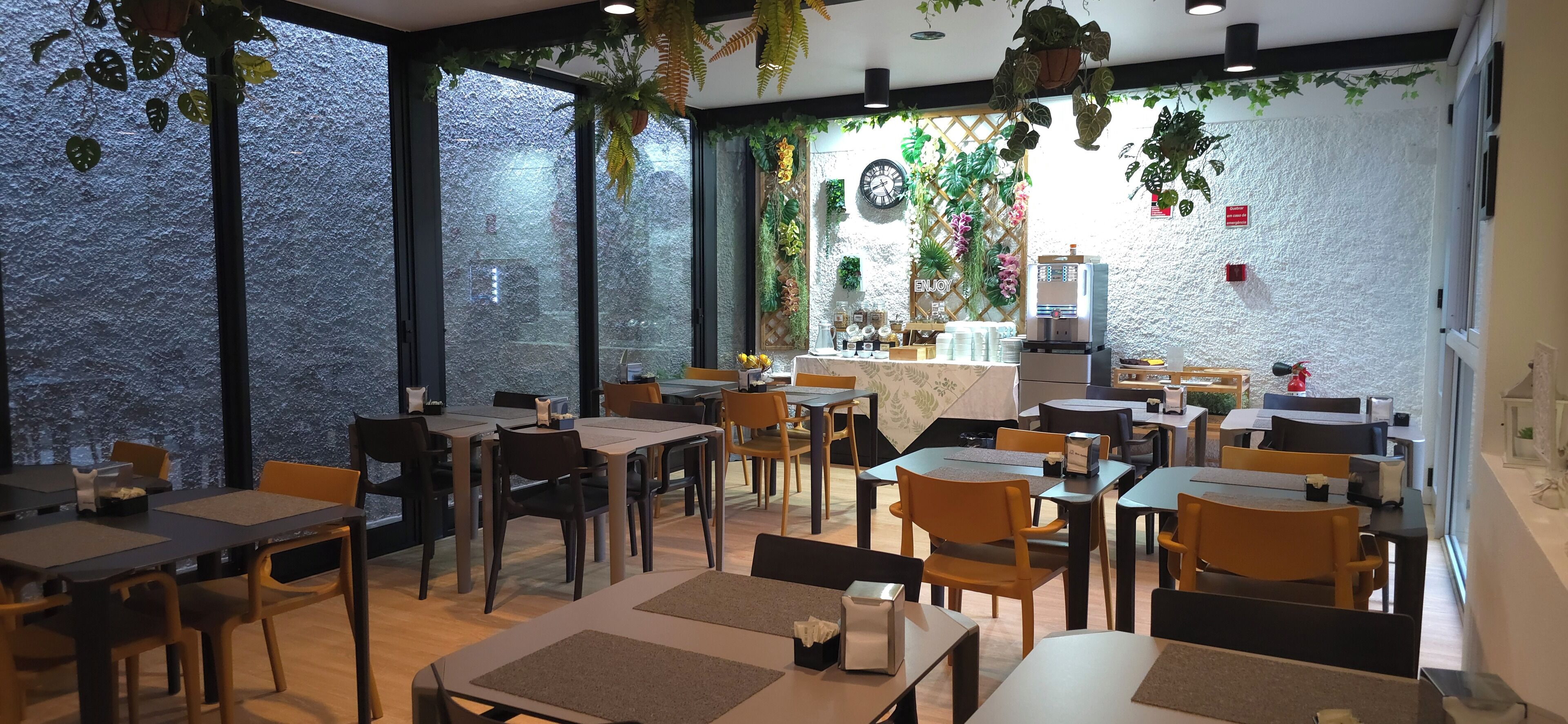 อาหารเช้าแบบคอนติเนนทัลทุกวัน (EUR 12 ต่อคน)