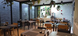 Petit déjeuner continental (12 EUR par personne)