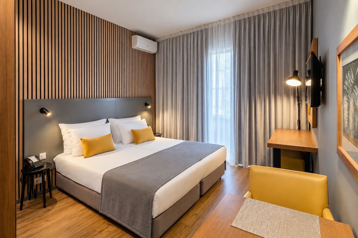 Standard Studio, 1 Queen Bed, Non Smoking, Kitchenette | Hypo-allergenic bedding available, laptop workspace, blackout drapes